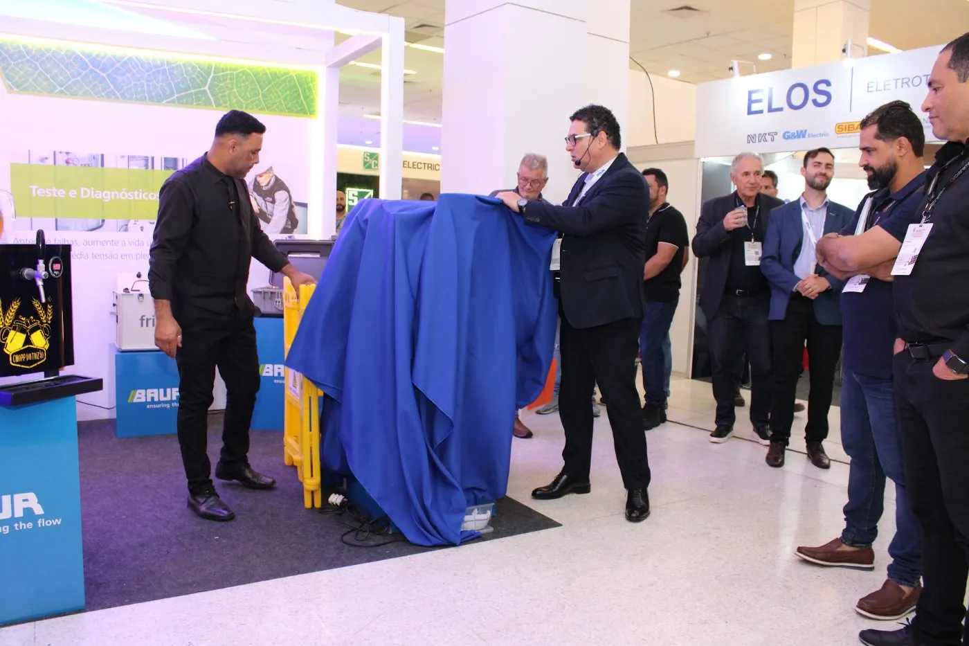 Profissionais conhecendo equipamentos no estande