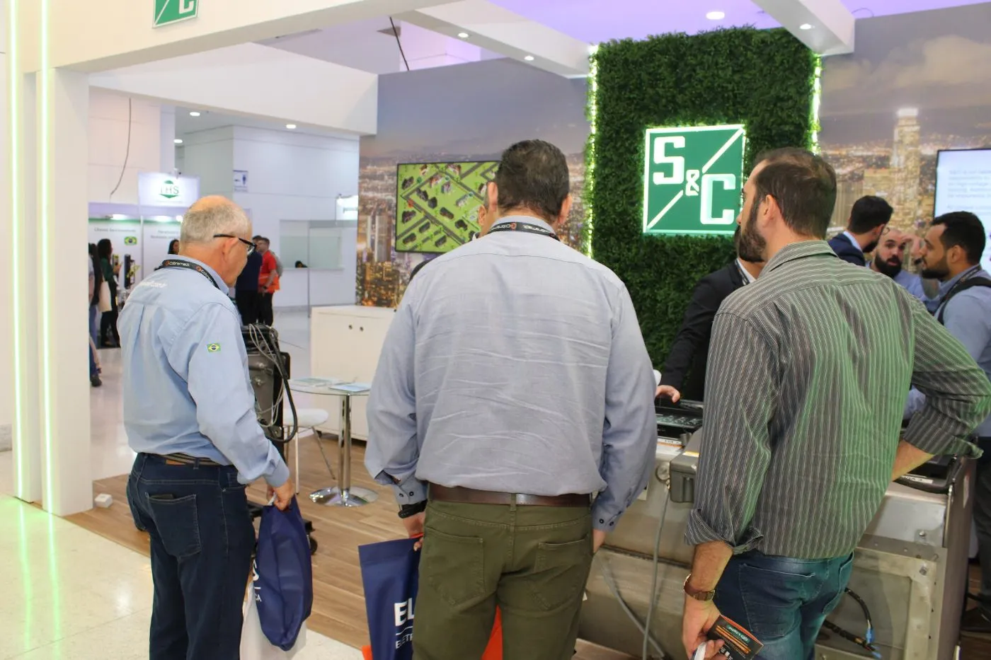 Movimento de visitantes no estande