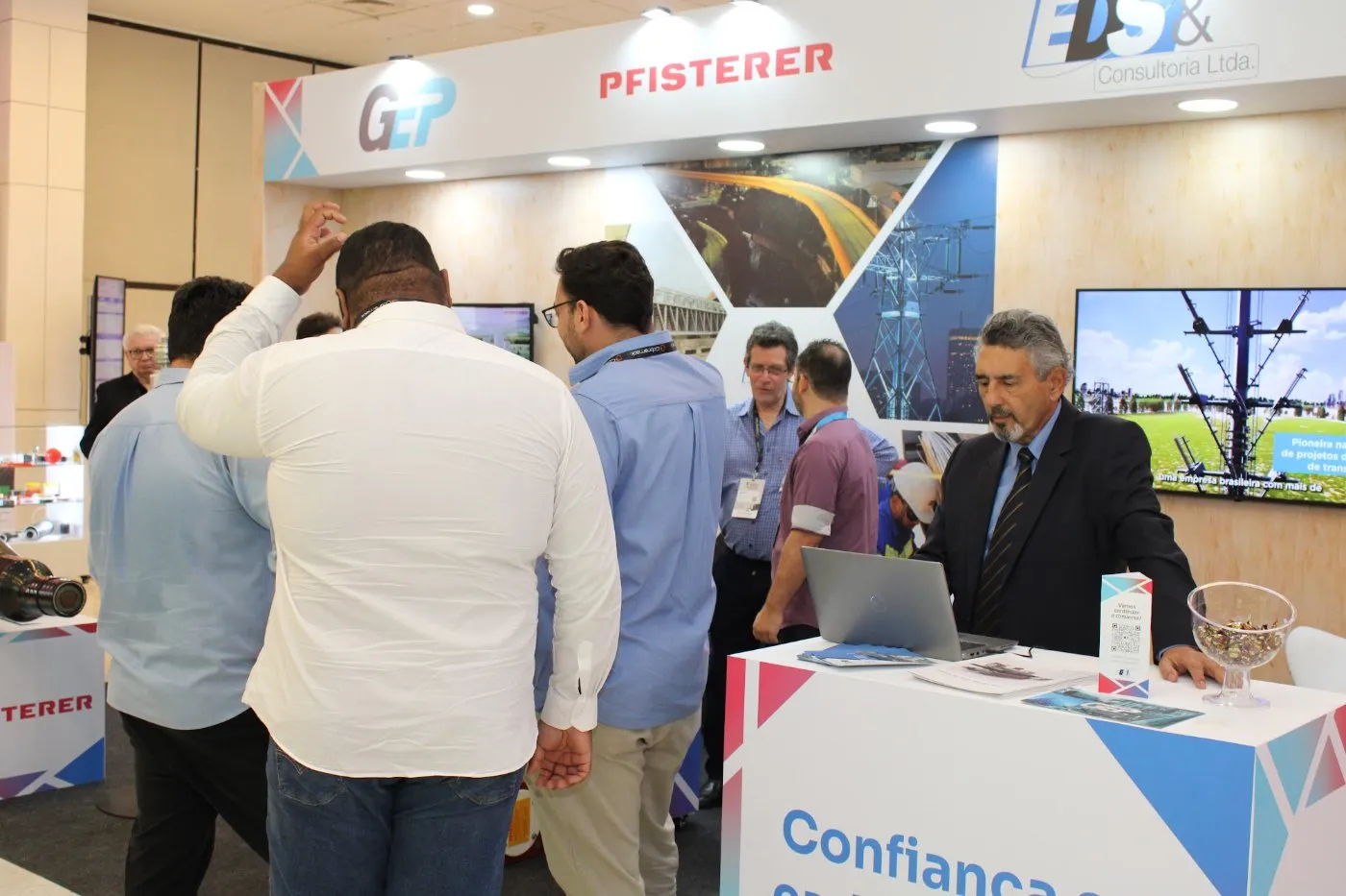 Networking no estande de um fabricante