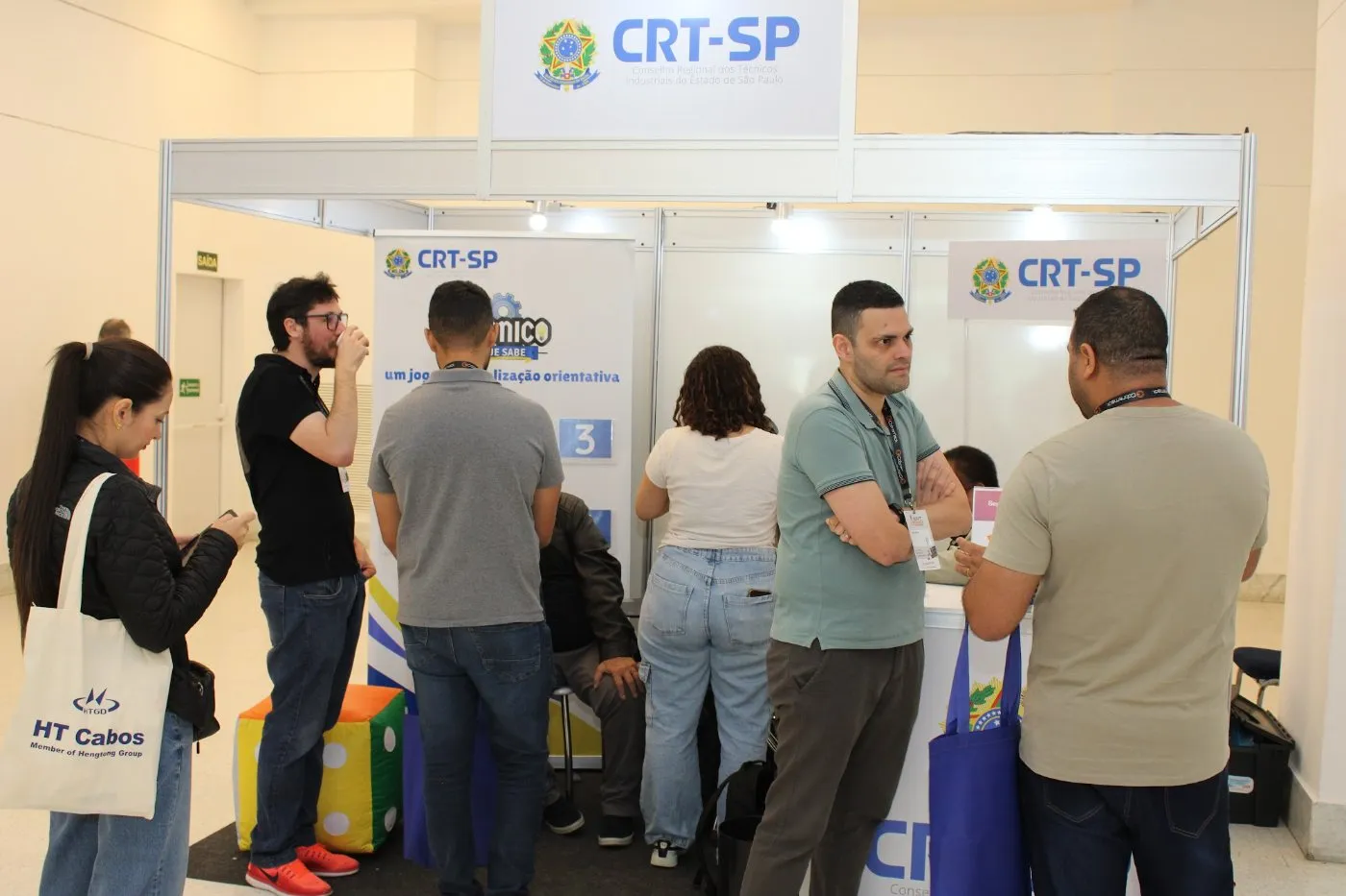 Conversa técnica entre profissionais no estande
